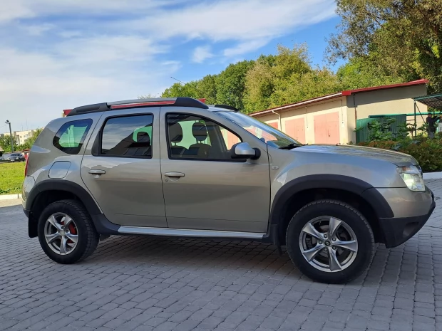 кроссовер автомобиль Renault Duster